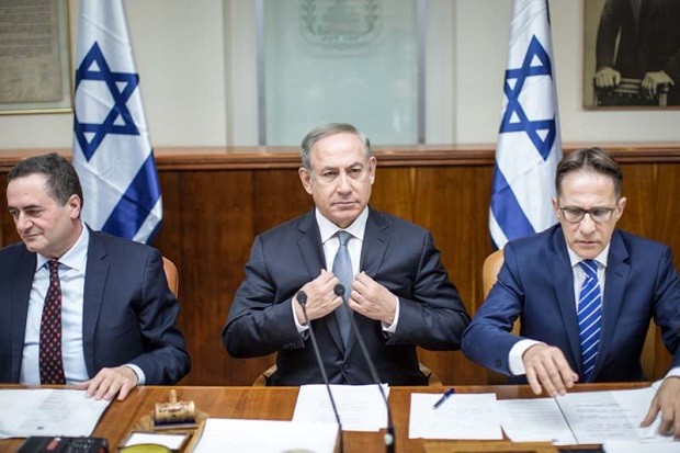 Israeli prime minister Benjamin Netanyahu leads the weekly cabinet meeting at his office in Jerusalem, on February 12, 2017. Photo by Emil Salman/POOL *** Local Caption *** ????? ????? ?????? ??????
??? ?????? ????